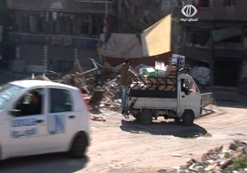 استكمال عملية إدخال المساعدات الغذائية والدوائية إلى مخيم اليرموك بعد توقفها لايام – 19 – 2 – 2014 – أيهم السهلي