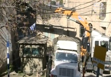 الاحتلال يقرر اغلاق مدخل شارع الشهداء في منطقة باب الزاوية وسط  مدينة الخليل – 4 – 12 – 2014 - فداء نصر