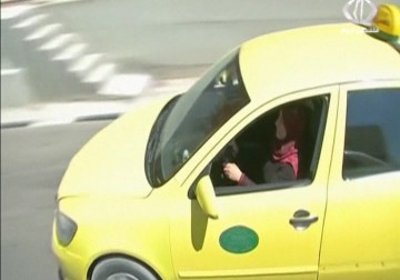 نادية.. أول سيدة فلسطينية تقود سيارة أجرة في الخليل – 29 – 9 – 2015 – زينب أبو ضاهر