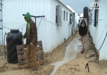 المنخفض الجوي يضرب كرفانات النازحين في خزاعة - 8 - 1 - 2015 - نور الزمان شوقي