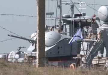 رفع  الأعلام  الروسية فوق مقار الوحدات العسكرية في القرم – 26 – 3 – 2014 – زينب جمول