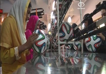 صاحب مصنع لكرة القدم في باكستان يحقق حلمه بالحصول على عقد لتصنيع كرات كأس العالم - 21 - 5 - 2014 - زينب جمول