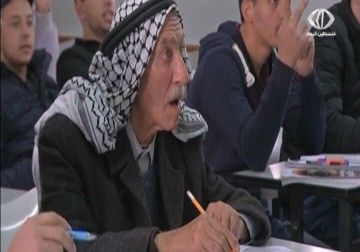 بعد 62 عاما.. الحاج عبد القادر أبو عجمية يعود مجددا ً الى مقاعد الدراسة ‏- 9 - 12 - ‏‏2015 - زينب أبو ظاهر