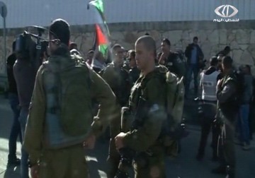 قوات الإحتلال تقمع مسيرة سلمية خرجت لزراعه أشجار الزيتون – 13 – 12 – 2014 – فداء نصر