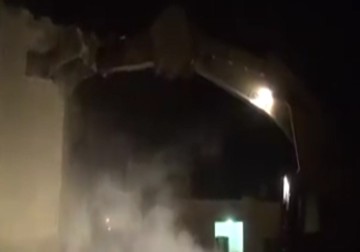 قوات الاحتلال تهدم منزلي منفذي عملية تل ابيب خالد ومحمد مخامرة في مدينة يطا - فداء نصر - 4 - 8 - 2016