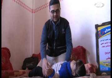 فريق شبابي متخصص يقدم العلاج الطبيعي لجرحى العدوان دون مقابل - 2 - 1 - 2015 - مثنى النجار