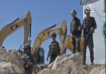 نشطاء يقيمون خطبة وصلاة جمعة على أراضي أبو ديس شرق القدس المحتلة - 6 - 3 - 2015 - جهاد بركات