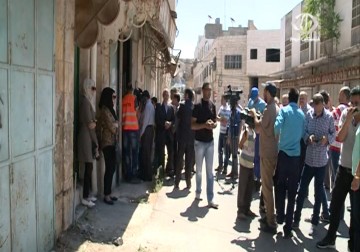 الاحتلال يوافق على فتح عدد من المحال التجارية في شارع السهلةفي الخليل  - 15 - 6 - 2015 - فداء نصر