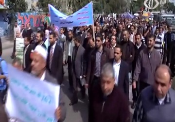 نقابة موظفي غزة تطالب براتب كامل وتعلن الإضراب الخميس - 25 - 8 - 2015 - فاطمة عبد الجواد