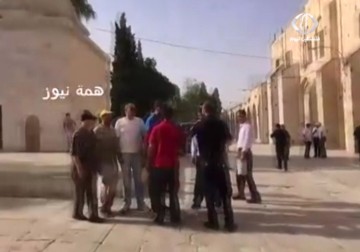 شرطة الاحتلال تعتدي على المصلين والمرابطات والأطفال وحراس المسجد الأقصى – 4 – 8 – 2015 – زينب هاشم