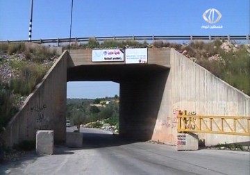 الإحتلال يحاصر بلدة عزون قضاء قلقيلية بالبوابات الحديدية التي أقامها على مداخل البلدة – 9 – 3 – 2015 - مراد أبوعمر