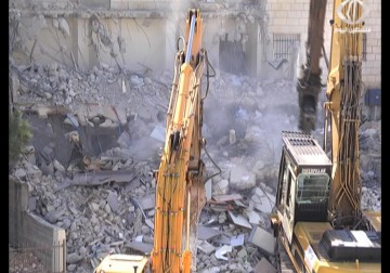 جرافات الاحتلال تهدم منازل فلسطينيين في القدس بذريعة البناء من دون ترخيص - 2 - 11 - 2015 - فاتن الصالح