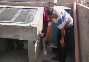 فلسطيني من غزة يستخدم الطاقة الشمسية لتوفير مياه نقية لأسرته - مريم الحاج موسى - 13 - 4 - 2016