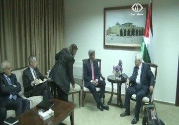 كيري يعرض على عباس اتفاق الاطار المعدل خلال لقائهما في باريس – 19 – 2 – 2014 – مجاهد الشاتي