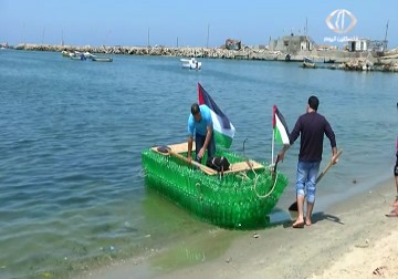 فلسطينيون يصنعون قارب من قوراير بلاستيكية فارغة  لكسر  الحصار المفروض عليهم في القطاع – 22 – 4 – 2015 – ولاء عايش