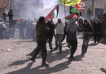 مواجهات بين عشرات الفلسطينين وقوات الاحتلال عند باب الزاوية بمدينة الخليل - 21 - 2 - 2014 - حسن عارفه