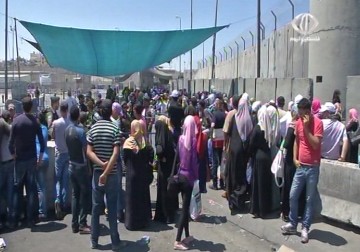 قوات الاحتلال تمنع الرجال دون ال50 والنساء دون ال30 من دخول القدس - 10 - 7 - 2015 - جهاد بركات