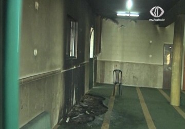 احراق مسجد الهدى في قرية الجبعة جنوب غرب بيت لحم على يد مستوطنين – 25 – 2 – 2015 – زينب أبو ضاهر