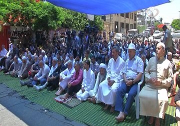 المئات يؤدون صلاة الجمعة أمام مقر الصليب الأحمر الدولي تضامنا مع الشيخ الأسير خضر عدنان - 12 - 6 - 2015 - رمزي البيروتي