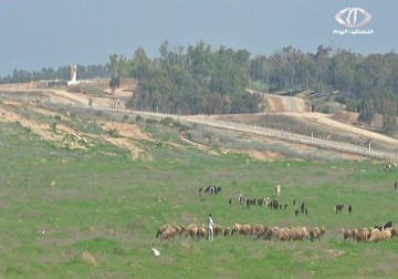 إجراءات عقابية بحق كل من يتسلل عبر السياج الفاصل شرق وشمال القطاع - 27 - 12 - 2014 - يوسف أبو كويك 