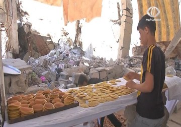 مواطنون يعملون فوق ركام منازلهم في قطاع غزة رغم المخاطر – 25 – 6 – 2015 – رمزي البيروتي