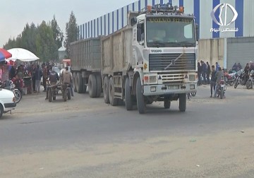 تجارة السيارات تتم وسط شارع صلاح الدين في ظل غياب سوق خاص - أكرم دلول - 28 - 2 - 2017