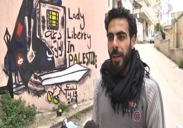 الفنان عمر سعد ينشر ثقافة المقاومة في المخيمات الفلسطينية من خلال جدارياته على جدرانها - 19 - 4 - 2016