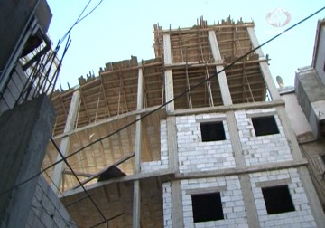 عشرات المنازل الفلسطينية في مخيم برج البراجنة في لبنان مهددة بالسقوط على روؤس ساكنيها - 24 - 4 - 2015 - مريم الحاج موسى