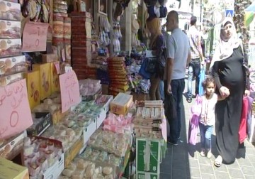 الفلسطينيون يتحضرون لاستقبال العيد رغم محدودية الدخل - 14 - 7 - 2015 - رغدة عتمة