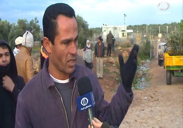 مزارعون يعتصمون احتجاجاً على قرار الاحتلال إغلاق بوابة دير الغصون - 18 - 12 - 2015 - نورا المشهراوي