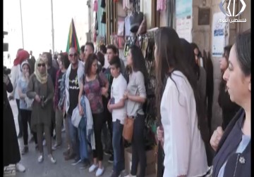 تقرير| الاحتلال يقمع وقفة تضامنية مع الأسرى في باب العامود بالقدس ويمزق صور الأسرى - أحمد جرادات