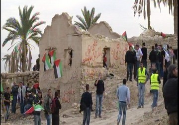 شبان فلسطينيون ومتضامنون ينجحون في بناء قرية 