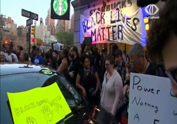 مئات المحتجين يتظاهرون على عنصرية ممارسات الشرطة الأميركية  في نيويورك – 30 – 4 – 2015 – هادي خزعل