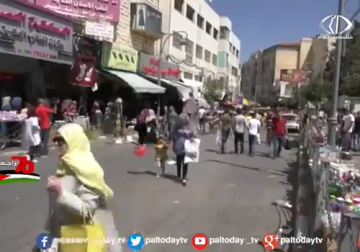 تقرير | الفلسطينيون يتوافدون إلى أسواق مدينة الخليل لشراء مستلزمات العيد