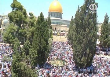ربع مليون فلسطيني يؤدون صلاة الجمعة في المسجد الأقصى المبارك - 10 - 7 - 2015 - هادي خزعل