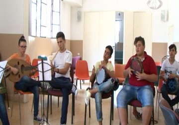 مخيم صيفي موسيقي يجمع فنانين وطلاب فلسطينين في لبنان – 7 – 8 – 2015  - نورا المشهراوي