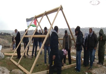نشطاء يعيدون بناء قرية بوابة القدس للمرة التاسعة – 18 – 2 – 2015 – جهاد بركات
