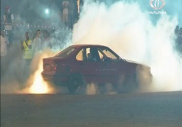 بعيدا عن أجواء الحرب ... الشبان الليبيون يمارسون مهاراتهم في قيادة السيارات - 27 - 7 - 2015 - ليال خروبي