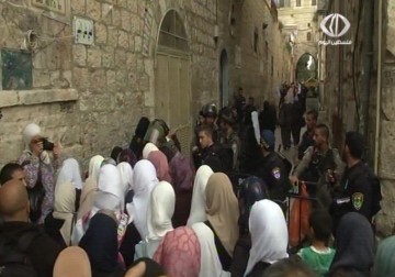 35 مستوطنا يقتحمون المسجد الاقصى المبارك والمرابطات يتصدون لهم – 26 – 2 – 2015 – زينب أبو ضاهر