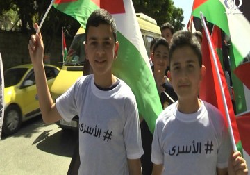 المئات يشاركون في سلسلة بشرية للتضامن مع الأسرى الأطفال - أمون الشيخ - 20 - 4 - 2017