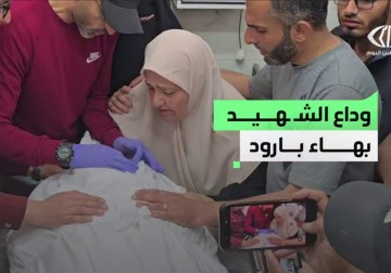 عائلة الشهيد بهاء بارود تودع نجلها بالدموع بعد ارتقائه باستهداف سيارة أمس بشارع الشـ ـفاء بمدينة #غزة