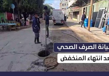 رغم شحّ الإمكانات.. بلدية دير البلح تواصل صيانة المناهل وخطوط الصرف بعد المنخفض الجوي