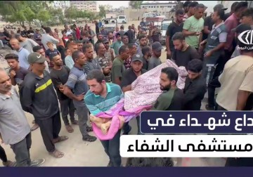 أم فلسطينية تودع ابنها الشهيد بعد استهدافه خلال صيده في بحر غزة