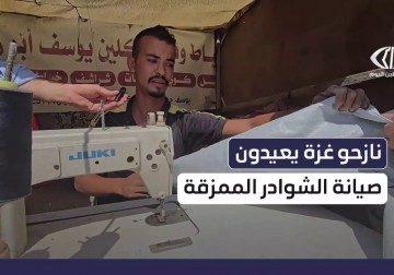 نازحون في المحافظة الوسطى يرقّعون شوادرهم الممزقة بسبب النقص الحاد في الخيام