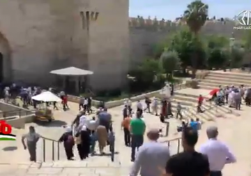 تقرير| الآلاف يؤدون صلاة أول جمعة رمضانية في رحاب الأقصى رغم تضييقات الاحتلال - فاطمة عبدالجواد ‏.mp4