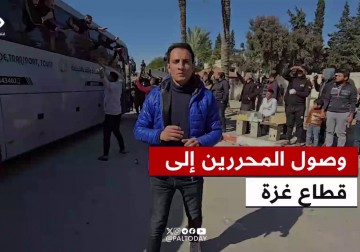 بمشاعر مختلطة بين الحزن والفرح.. مشاهد مؤثرة من وصول الأسرى المحررين إلى قطاع غزة