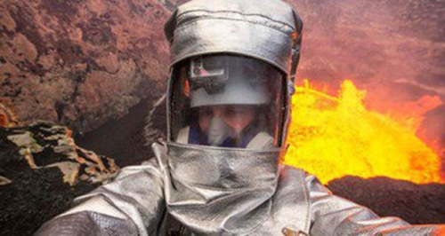 مغامر أمريكى يلتقط صورة سيلفى بجوار فوهة بركان