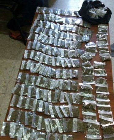 جنين... اعتقال مواطن يخبئ المخدرات في مقبرة