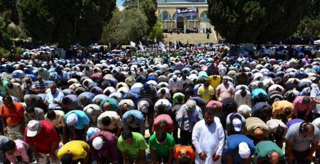 250 مواطناً من غزة يؤدون صلاة الجمعة في الأقصى