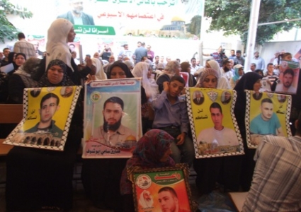 ذوو الأسرى ينظمون اعتصامهم الأسبوعي بغزة